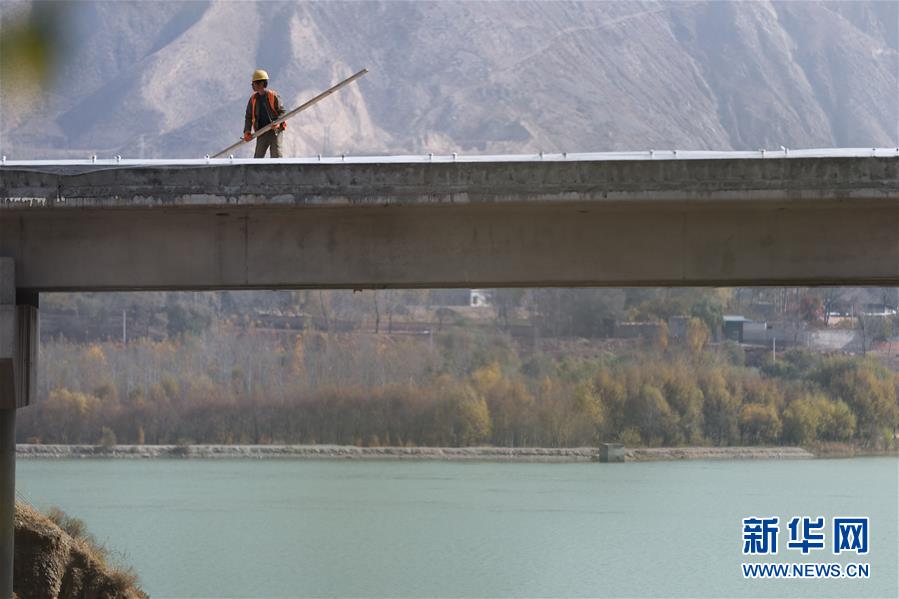 （經(jīng)濟(jì)）（2）青海馬康公路進(jìn)入路面施工階段