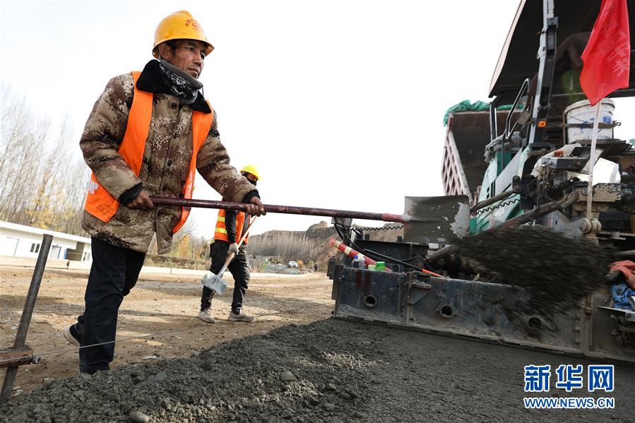 （經(jīng)濟(jì)）（3）青海馬康公路進(jìn)入路面施工階段