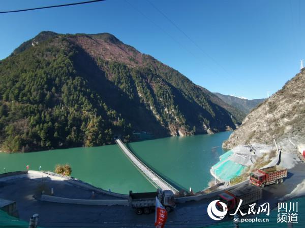 這條單跨353米索道橋，是全國最長的民用重載索道橋，技術(shù)要求高，施工難度極大。僅完成進(jìn)行便道、索道橋施工就用了一年時(shí)間。郭瑩 攝
