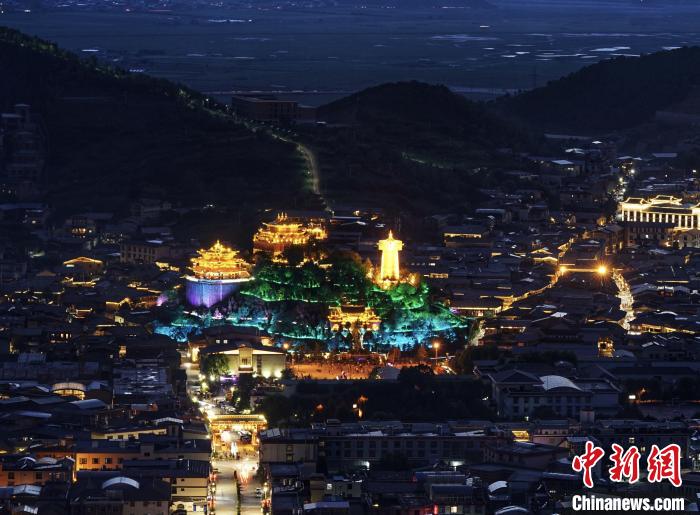 圖為滇藏茶馬古道重鎮(zhèn)獨克宗古城已成為知名旅游景點?！『蜁匝?攝