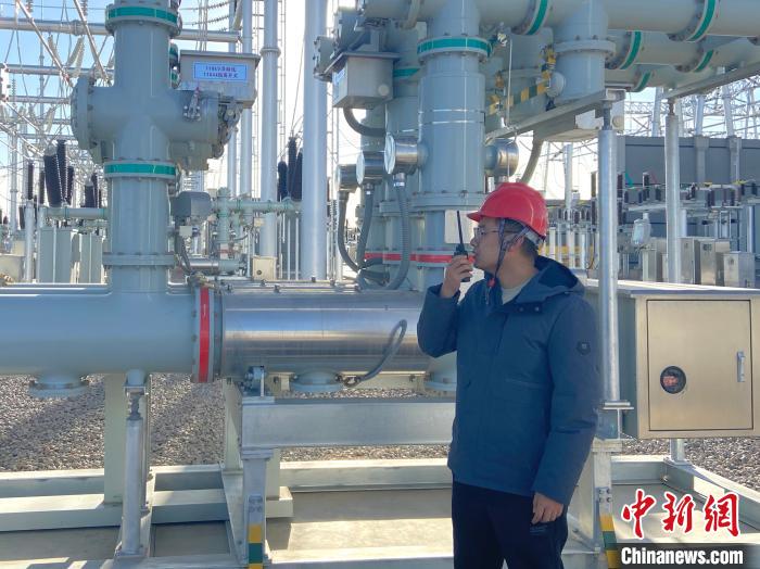圖為國網(wǎng)青海檢修公司專業(yè)人員在沙柳變電站驗(yàn)收設(shè)備?！√岂?攝