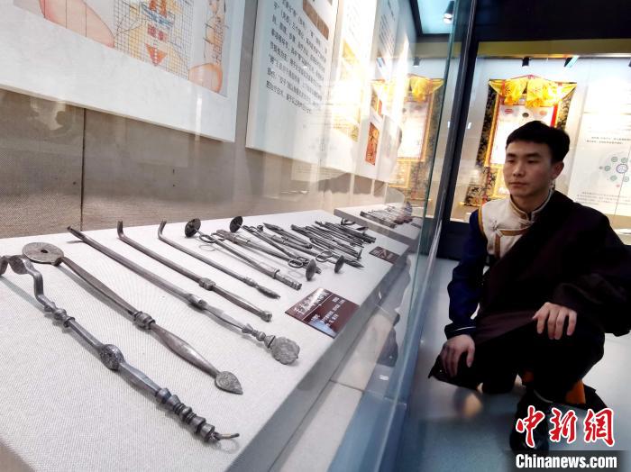 圖為陳展的藏醫(yī)手術(shù)器械?！?zhí)砀?攝