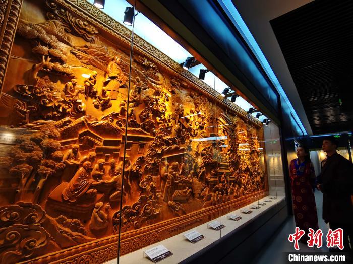 圖為青海大學(xué)民族醫(yī)學(xué)博物館陳展的歷代知名藏醫(yī)浮雕。　張?zhí)砀?攝