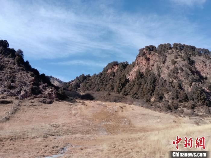 圖為坎布拉外圍地區(qū)的古火山口。孫揚益 供圖 孫揚益 供圖 攝