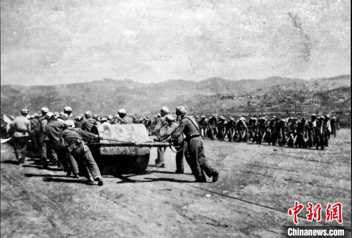 十八軍戰(zhàn)士修建機(jī)場(chǎng)跑道。(歷史圖片由十八軍后代張小康提供，劉炳科翻拍)