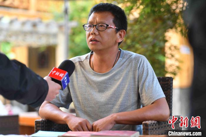 圖為和澗秋接受記者采訪?！⑷疥?攝