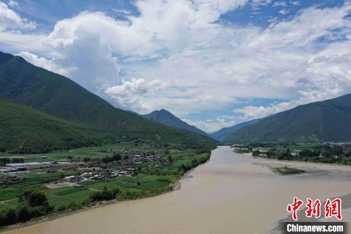 圖為航拍金江鎮(zhèn)，農(nóng)田里綠意盎然?！⑷疥?攝