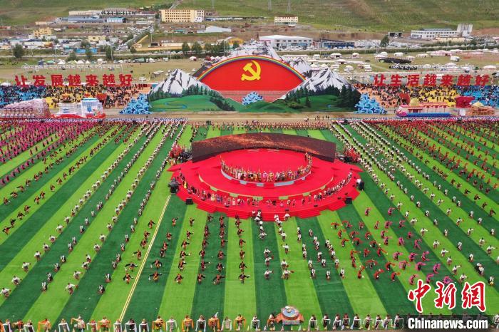 圖為玉樹藏族自治州成立70周年慶祝大會(huì)現(xiàn)場?！●R銘言 攝