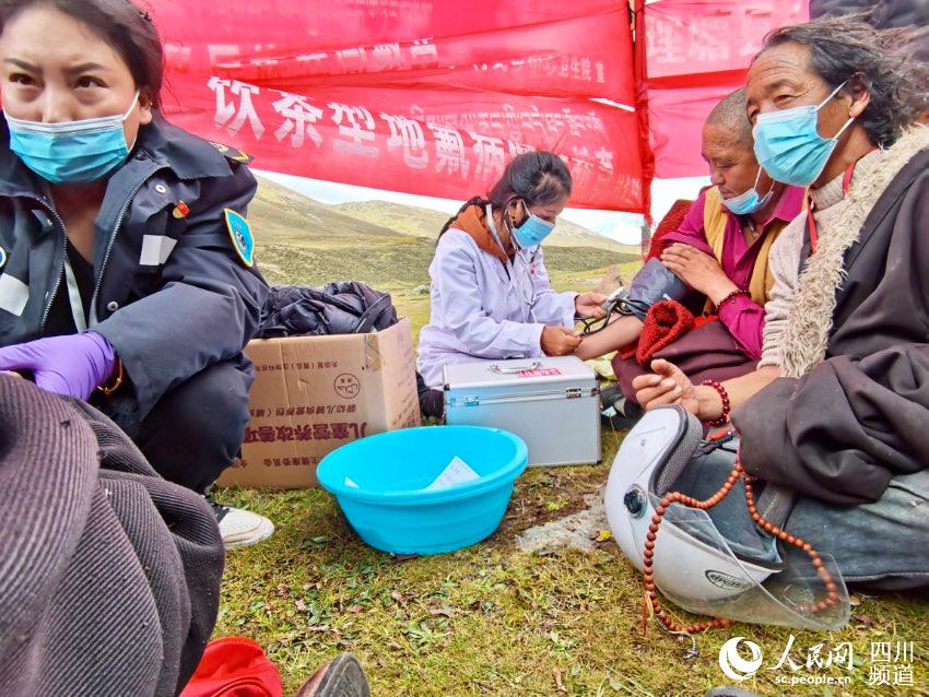 給牧民檢查身體。巴登攝