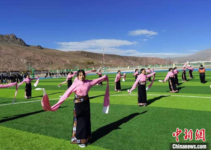 圖為青海師范大學(xué)附屬玉樹(shù)實(shí)驗(yàn)學(xué)校學(xué)生在綠茵場(chǎng)跳起囊謙古舞—卓根瑪?！“讋?攝