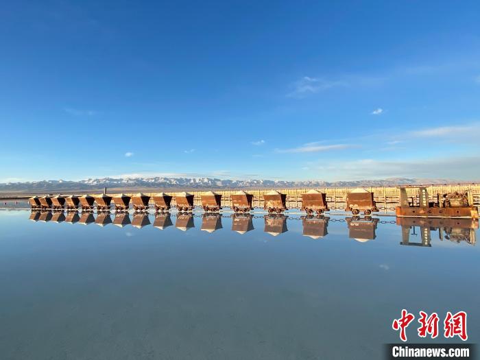 圖為小火車倒影在湖中，湖面如圖明鏡一般。　馬翔 攝