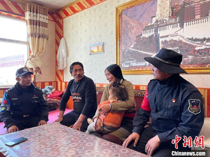 圖為派出所民警和義警入戶(hù)了解情況?！∑罾C娟 攝