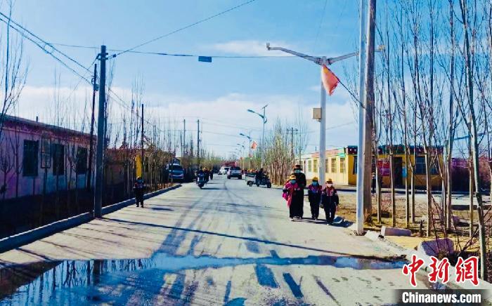 圖為黃河源昆侖社區(qū)馬路的一角?！「駹柲臼形麄鞑?供圖