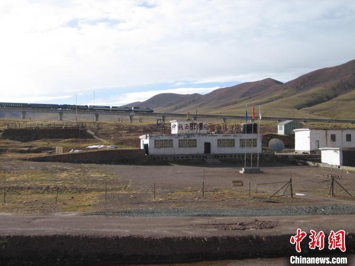 圖為青藏鐵路通車后列車經(jīng)過(guò)中鐵西北院風(fēng)火山觀測(cè)站。(資料圖) 中鐵西北科學(xué)研究院供圖