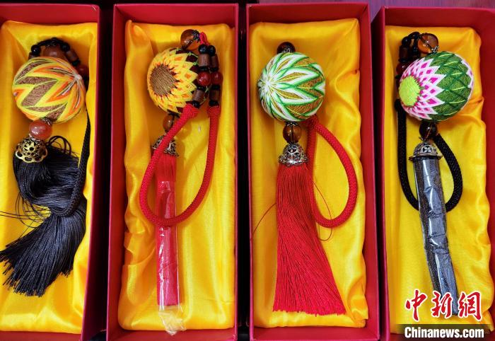 圖為藏繡手工藝品。　祁增蓓 攝
