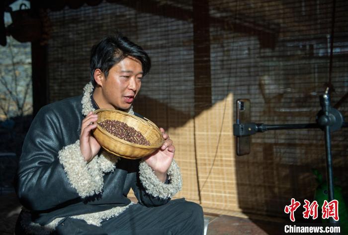 洛桑在鏡頭前介紹家鄉(xiāng)特產(chǎn)?！⒅铱?攝