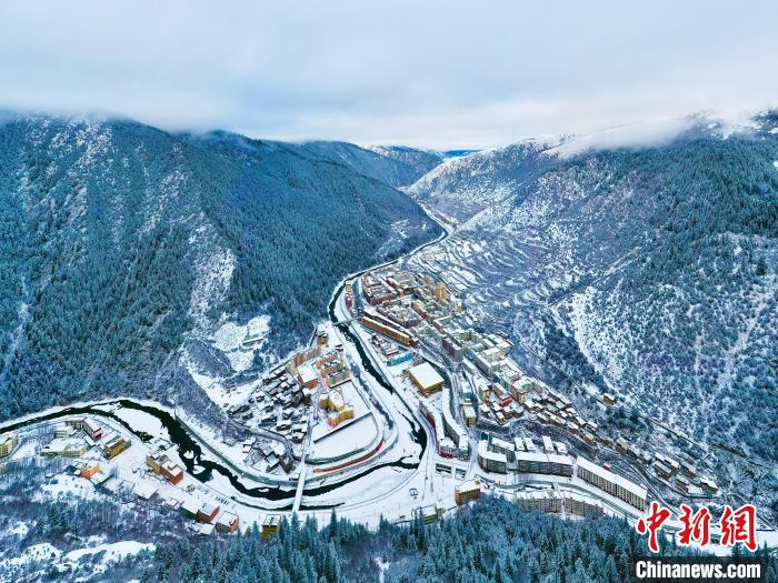 壤塘的雪后美景?！∪捞量h融媒體中心供圖