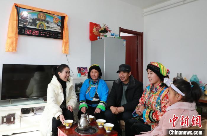 新家是兩層小樓房，一樓布置得充滿現(xiàn)代感，喝著藏式奶茶，一家人聊著今年春節(jié)怎么過。　丁思 攝