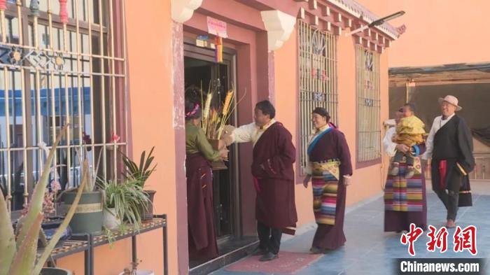 甘孜藏族民眾的藏歷新年：家門口就業(yè)，搬遷點(diǎn)開啟新生活