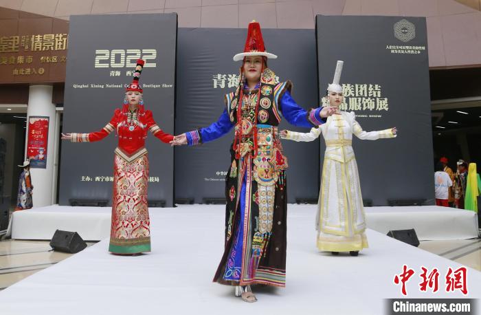 圖為模特展示蒙古族服飾?！●R銘言 攝