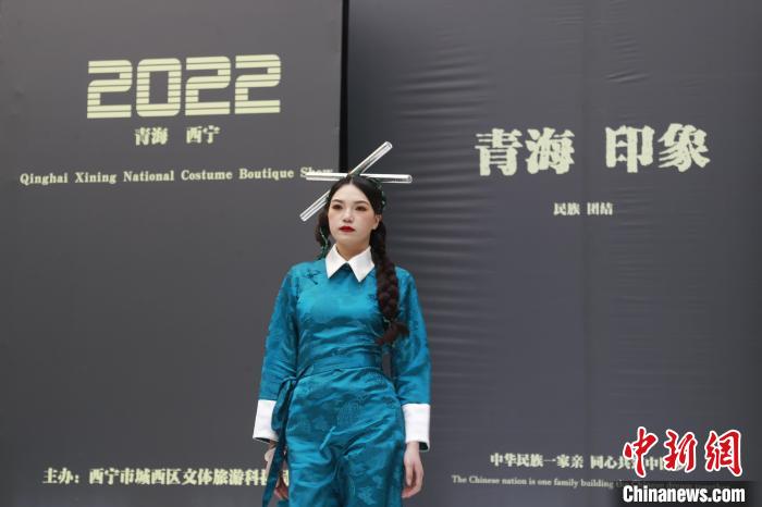 圖為模特展示少數(shù)民族服飾?！●R銘言 攝