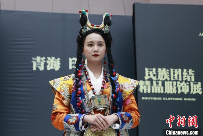 圖為模特展示藏族服飾。　馬銘言 攝