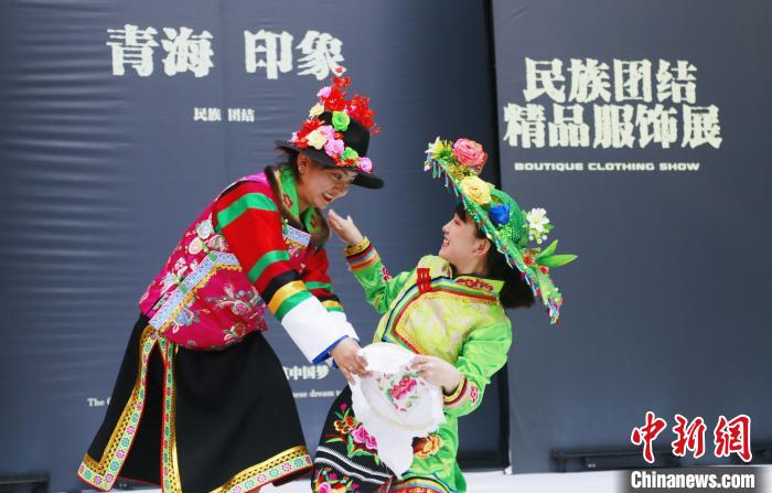 圖為模特身穿土族服飾進行“土族刺繡”表演?！●R銘言 攝