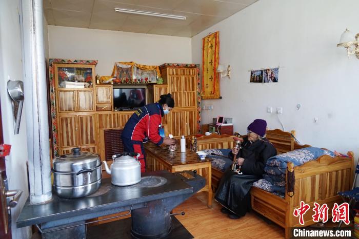 圖為敬老院護工為老人打掃屋內(nèi)衛(wèi)生?！●R銘言 攝