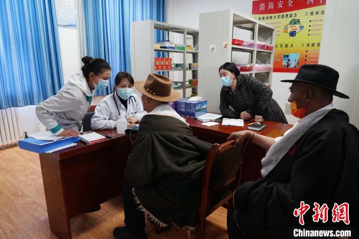 圖為骨科醫(yī)生為敬老院老人們進行集中檢查?！●R銘言 攝