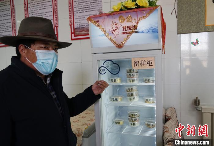 圖為敬老院院長德高介紹，老人們的三餐均有留樣記錄?！●R銘言 攝