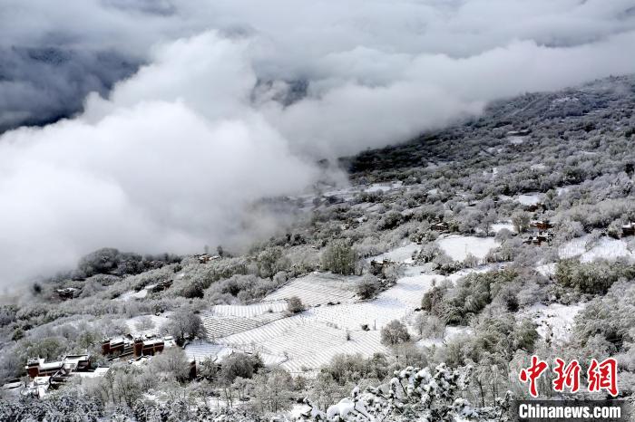 雪后的丹巴半山云霧繚繞?！±钣腊?攝