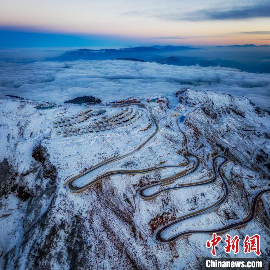 雪后的牛背山山頂和崎嶇的公路?！±顒P 攝