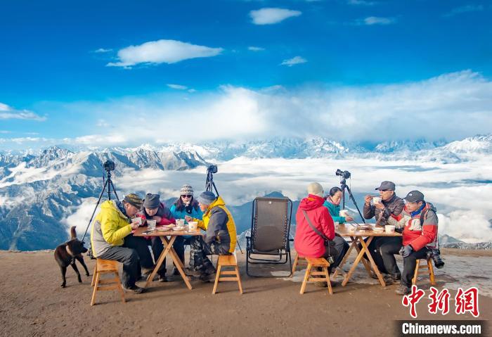 牛背山頂攝影家們的早餐?！d 攝