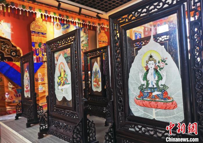 圖為久美尖措創(chuàng)作的藝術(shù)品?！?zhí)砀?攝
