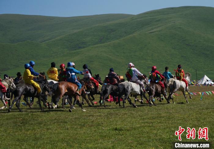 圖為選手進(jìn)行3000米賽馬比賽。　馬銘言 攝