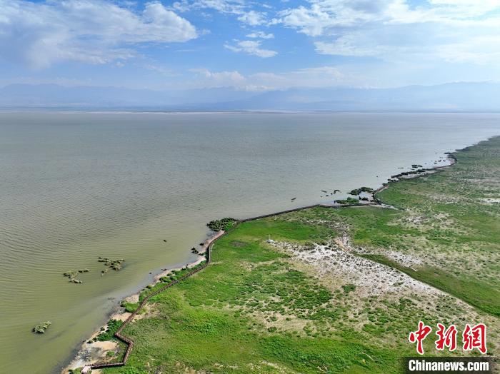 圖為航拍都蘭湖國(guó)家濕地公園。　祁增蓓 攝