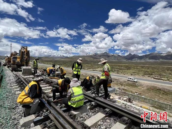 圖為青藏鐵路基礎設施“升級換代”施工現(xiàn)場?！‖F(xiàn)場作業(yè)人員供圖