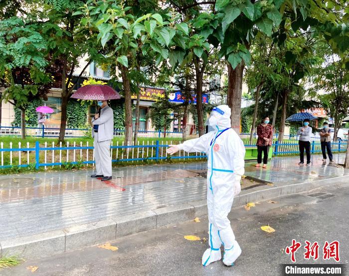 高原小城青海尖扎抗疫見聞：柔肩亦可擔(dān)重任，夫妻檔聞令而動