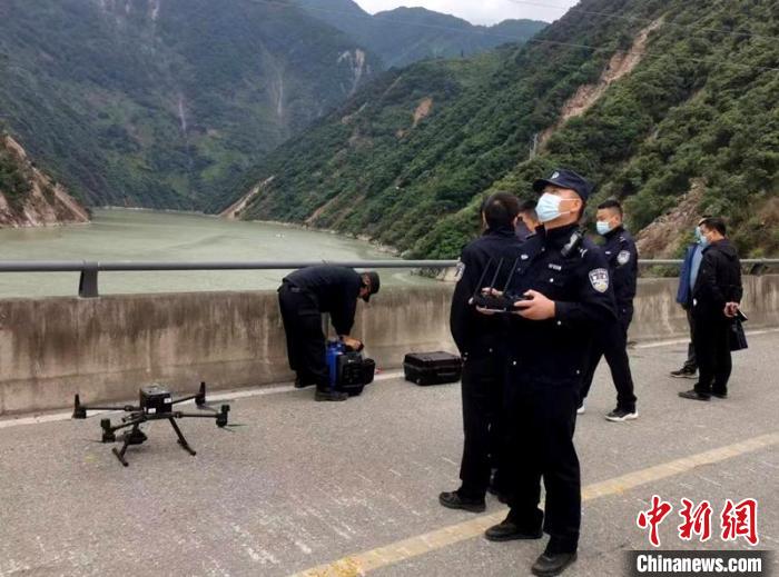 民警組成的搜尋隊利用無人機在震區(qū)開展空中巡查?！「首沃莨簿止﹫D