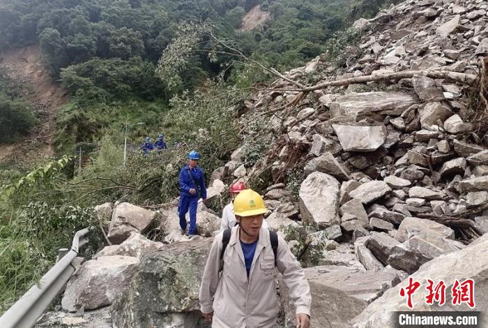 電力搶險(xiǎn)人員徒步通過垮塌路段。　四川電力供圖