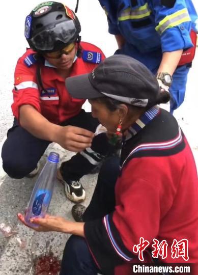 筠連筠愛青年應急救援隊救援人員正在為傷員傷口清理。　受訪者供圖