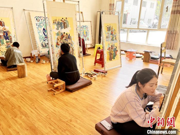 圖為畫(huà)室內(nèi)學(xué)徒練習(xí)繪畫(huà)唐卡?！●R文莉 供圖