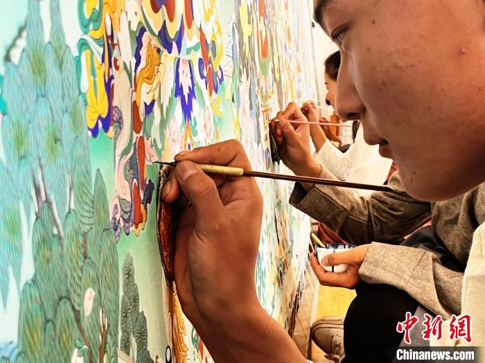圖為畫(huà)師繪畫(huà)唐卡?！●R文莉 供圖