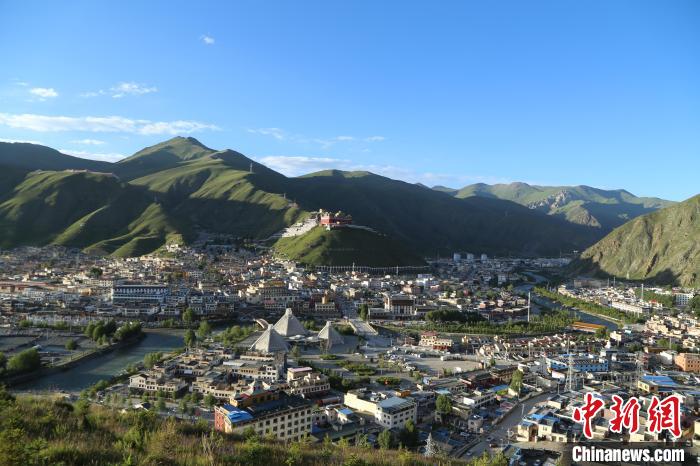 圖為航拍玉樹(shù)市?！∮駱?shù)市委宣傳部供圖