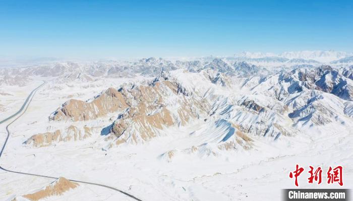 圖為無人機(jī)航拍高原雪景?！《继m縣融媒體中心供圖