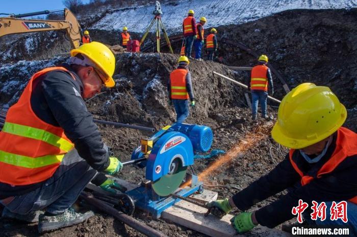 西成高鐵紅原2號(hào)隧道出口忙碌的工人師傅?！⒅铱?攝