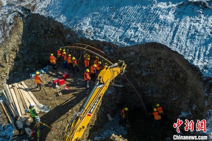 西成高鐵紅原2號(hào)隧道出口工人師傅正在進(jìn)行導(dǎo)向墻、管棚施工作業(yè)。　劉忠俊 攝