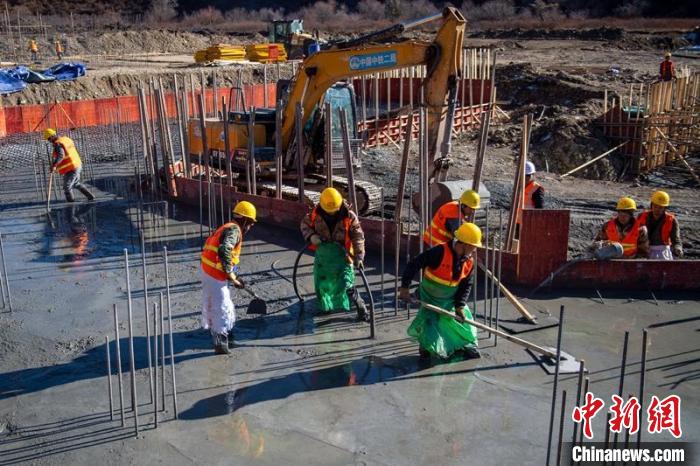 川主寺鎮(zhèn)牧場(chǎng)村西成高鐵1號(hào)拌合站工人師傅正在進(jìn)行駐地、拌合站澆筑施工作業(yè)。　劉忠俊 攝