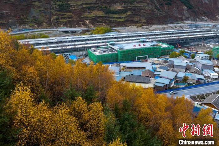 正在建設的成蘭鐵路松潘站?！⒅铱?攝