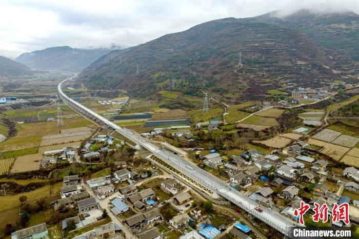 成蘭鐵路松潘右所屯岷江雙線特大橋?！⒅铱?攝